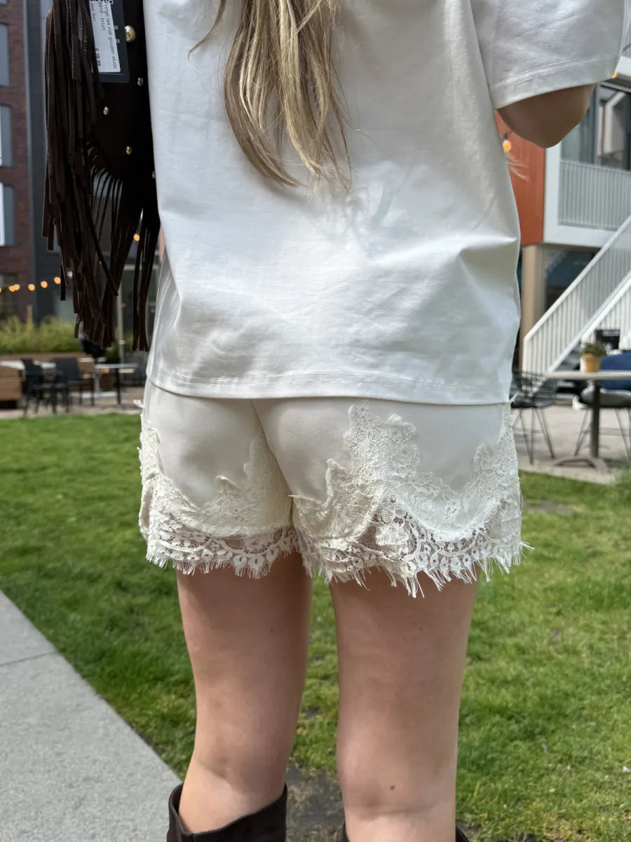  Musthave lace short - wit