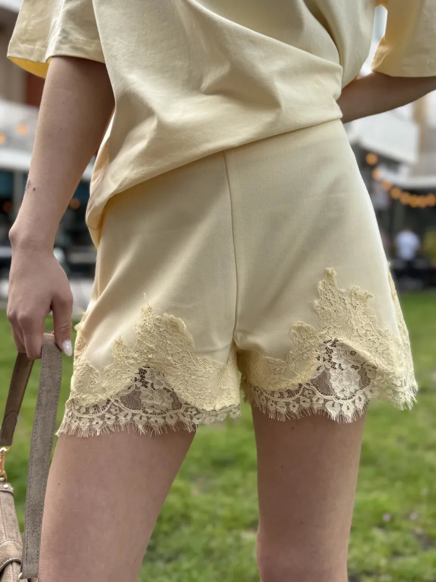  Musthave lace short - geel