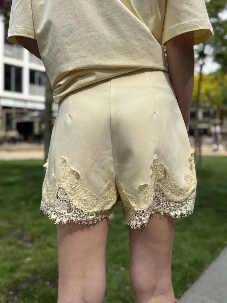  Musthave lace short - geel