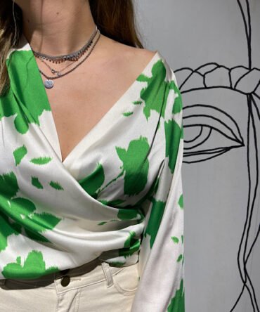 Beige overslag blouse met groene bloemenprint