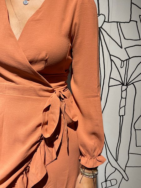 Terracotta overslag jurk met lange mouw