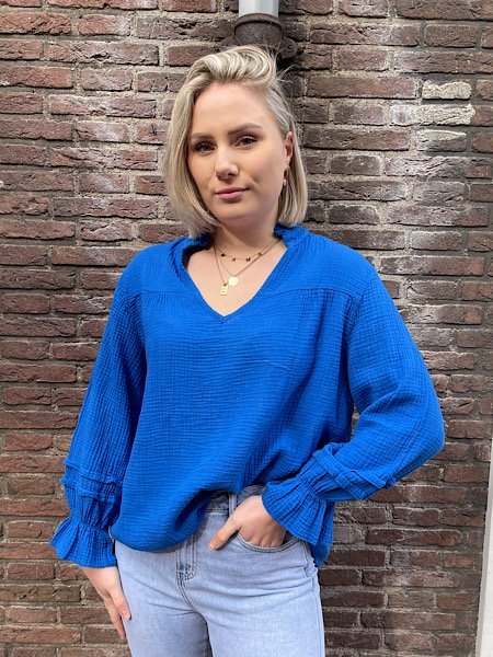 Kobalt blauwe mousseline blouse met ballonmouw