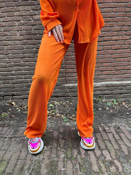 Oranje broek met ribbelstof