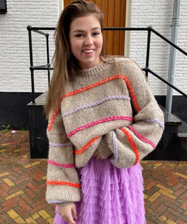 Taupe gebreide trui met multi streepjes