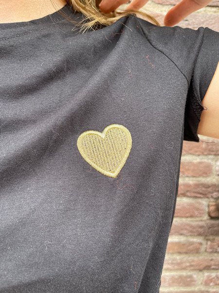 Zwart t-shirt goud hartje