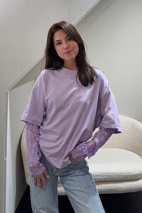 Lila oversized t-shirt met kanten mouwen