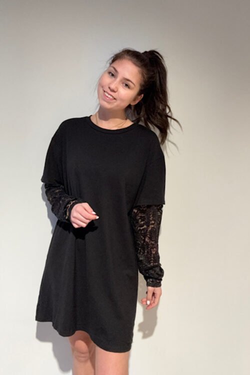 Zwarte t-shirt dress met kanten mouwen