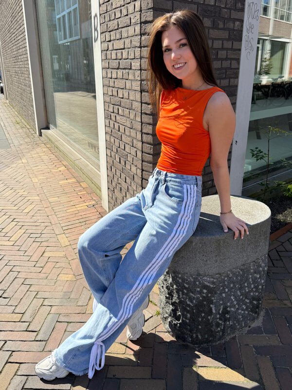 Blauwe jeans met strepen en strik