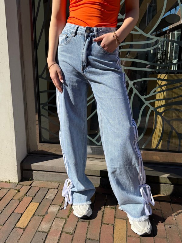 Blauwe jeans met strepen en strik