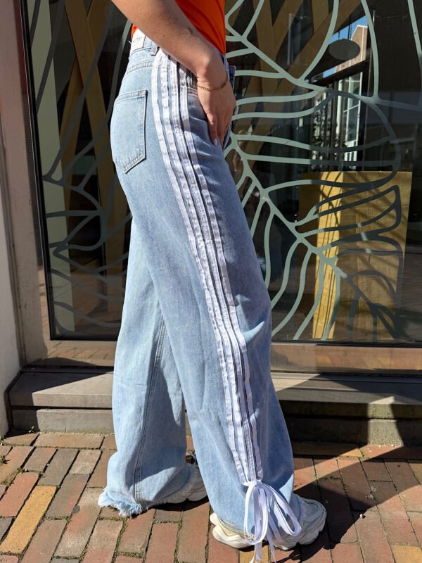 Blauwe jeans met strepen en strik