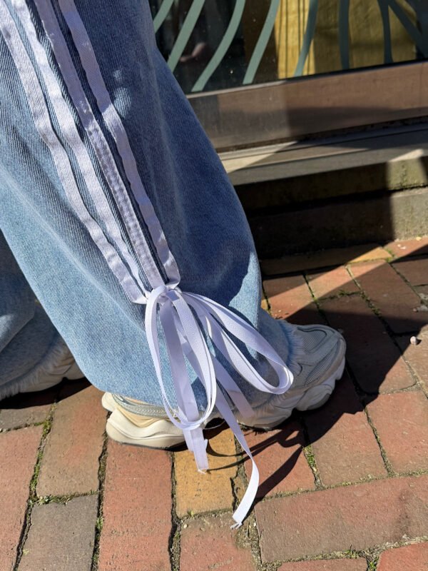 Blauwe jeans met strepen en strik