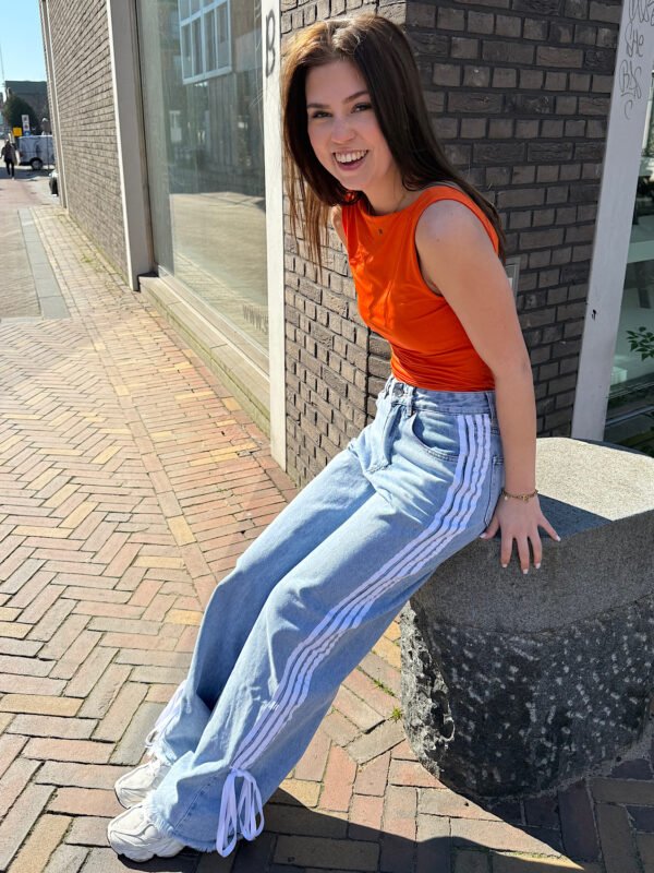 Blauwe jeans met strepen en strik