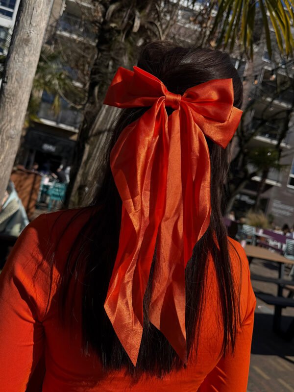 Oranje satijnen haarstrik