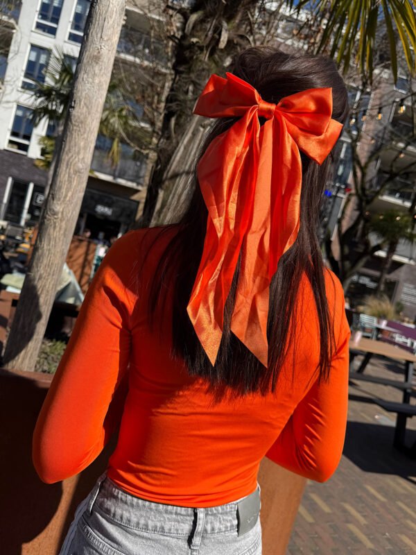 Oranje satijnen haarstrik