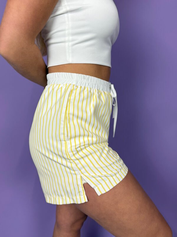 Gele pinstripe short Danniek