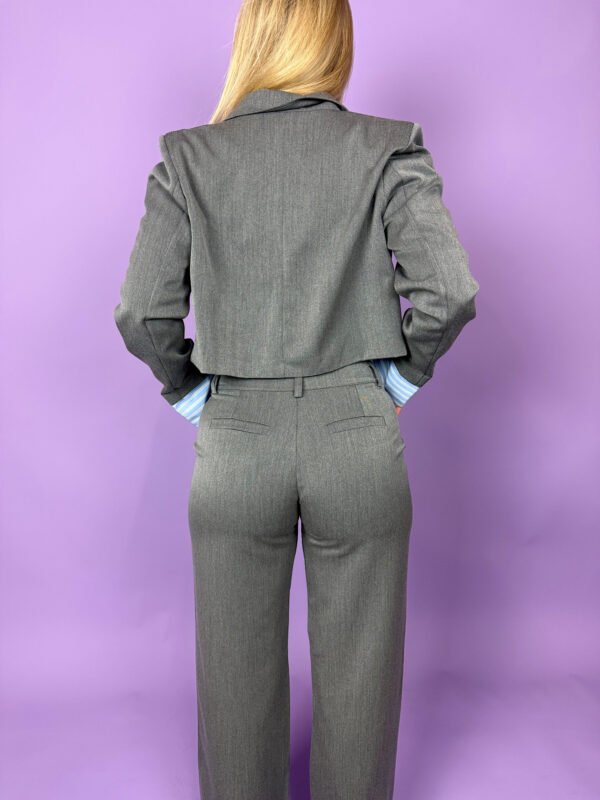 Grijze korte blazer blauwe pintstripe details