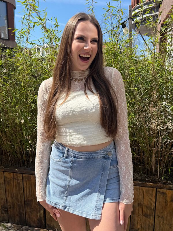 Witte mesh top met strikjes print