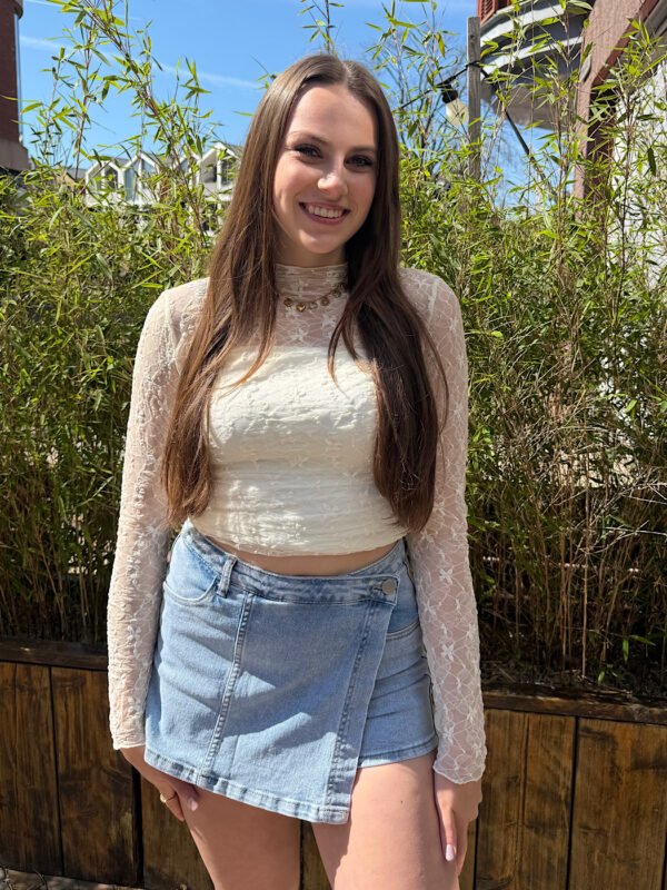 Witte mesh top met strikjes print