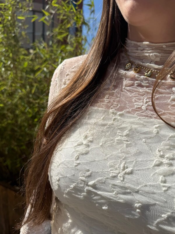 Witte mesh top met strikjes print