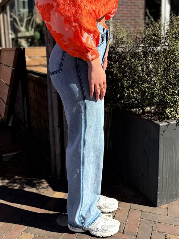 Blauwe jeans met donkere naden
