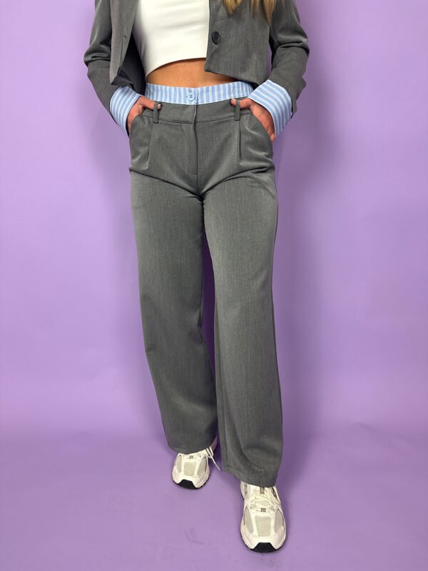 Grijze pantalon blauwe pinstripe details