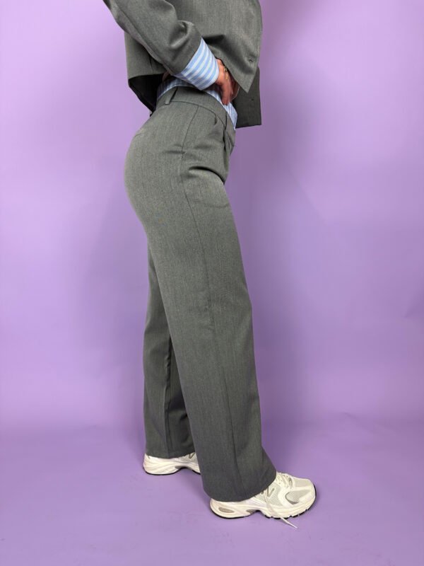 Grijze pantalon blauwe pinstripe details