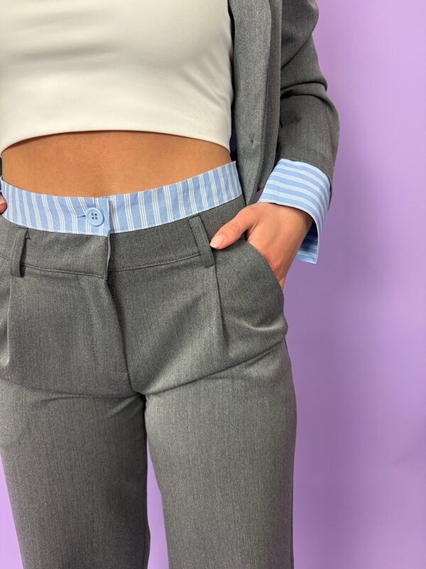 Grijze pantalon blauwe pinstripe details
