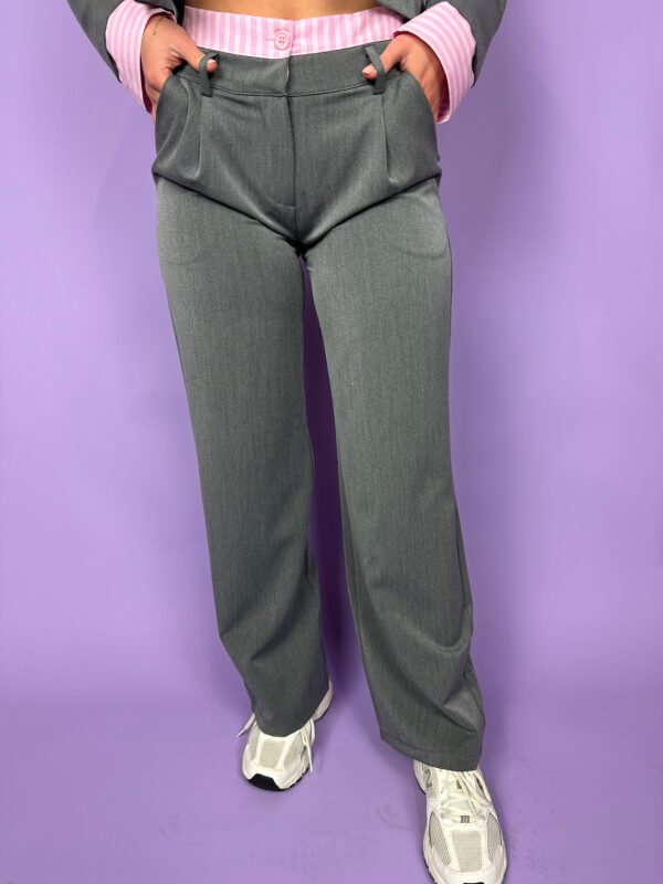 Grijze pantalon roze pinstripe details