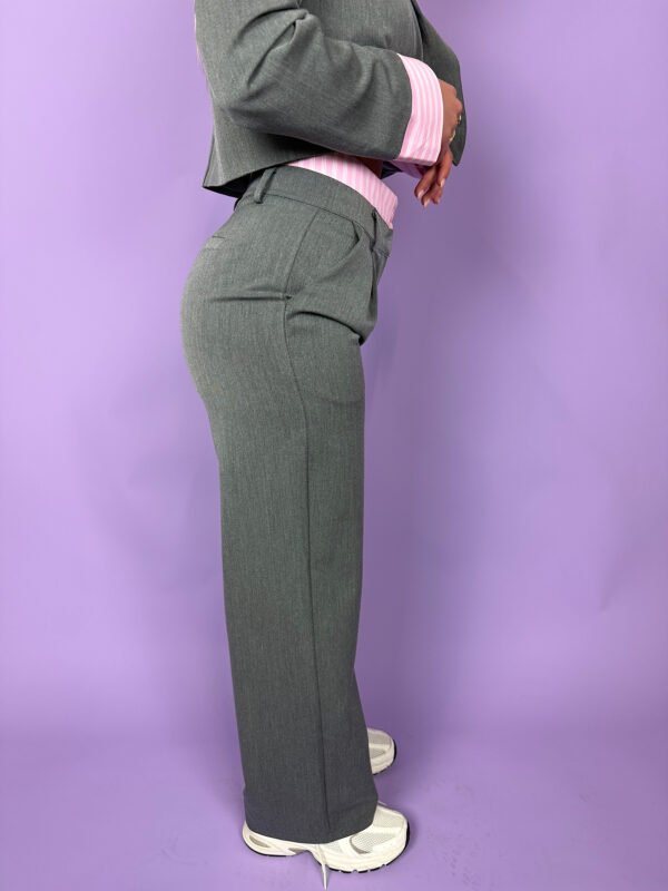 Grijze pantalon roze pinstripe details