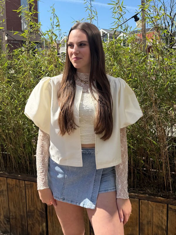 Witte korte blouse met pofmouwen