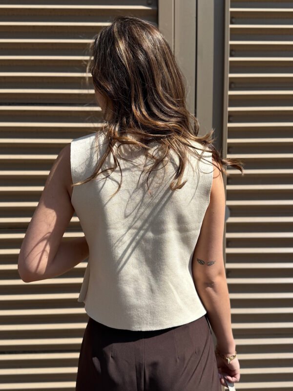 Beige knit gilet met gouden knopen