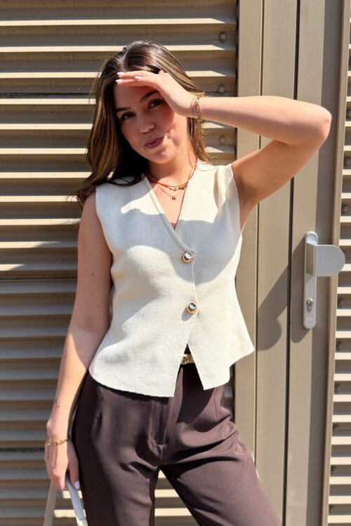 Beige knit gilet met gouden knopen