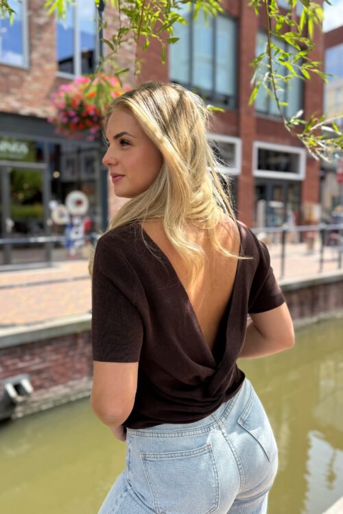 Bruine top met open rug Celia