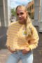 Geel/ roze gestreept gebreid vest
