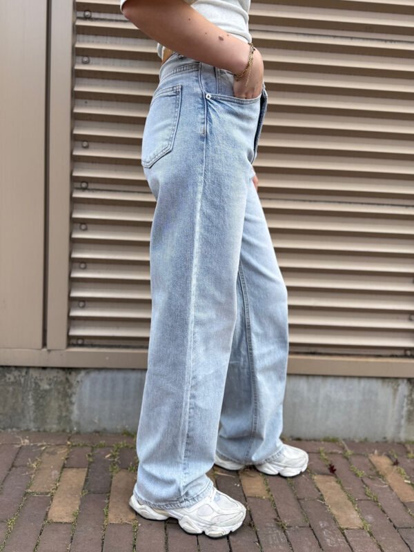 Lichtblauwe jeans met asymmetrische sluiting 3561