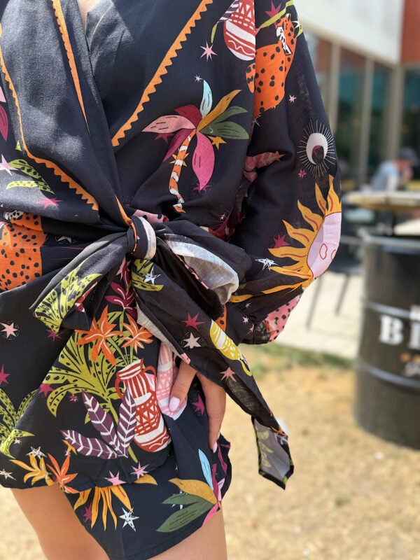 Zwarte astro print overslag jurk