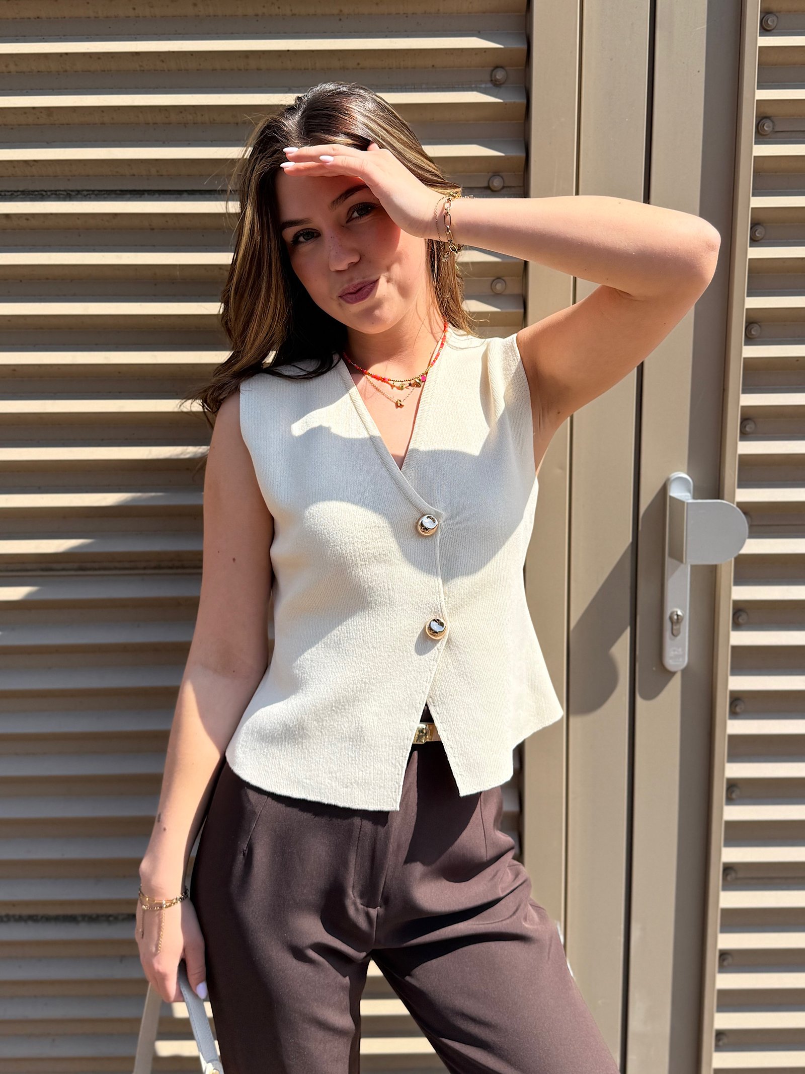 Beige knit gilet met gouden knopen