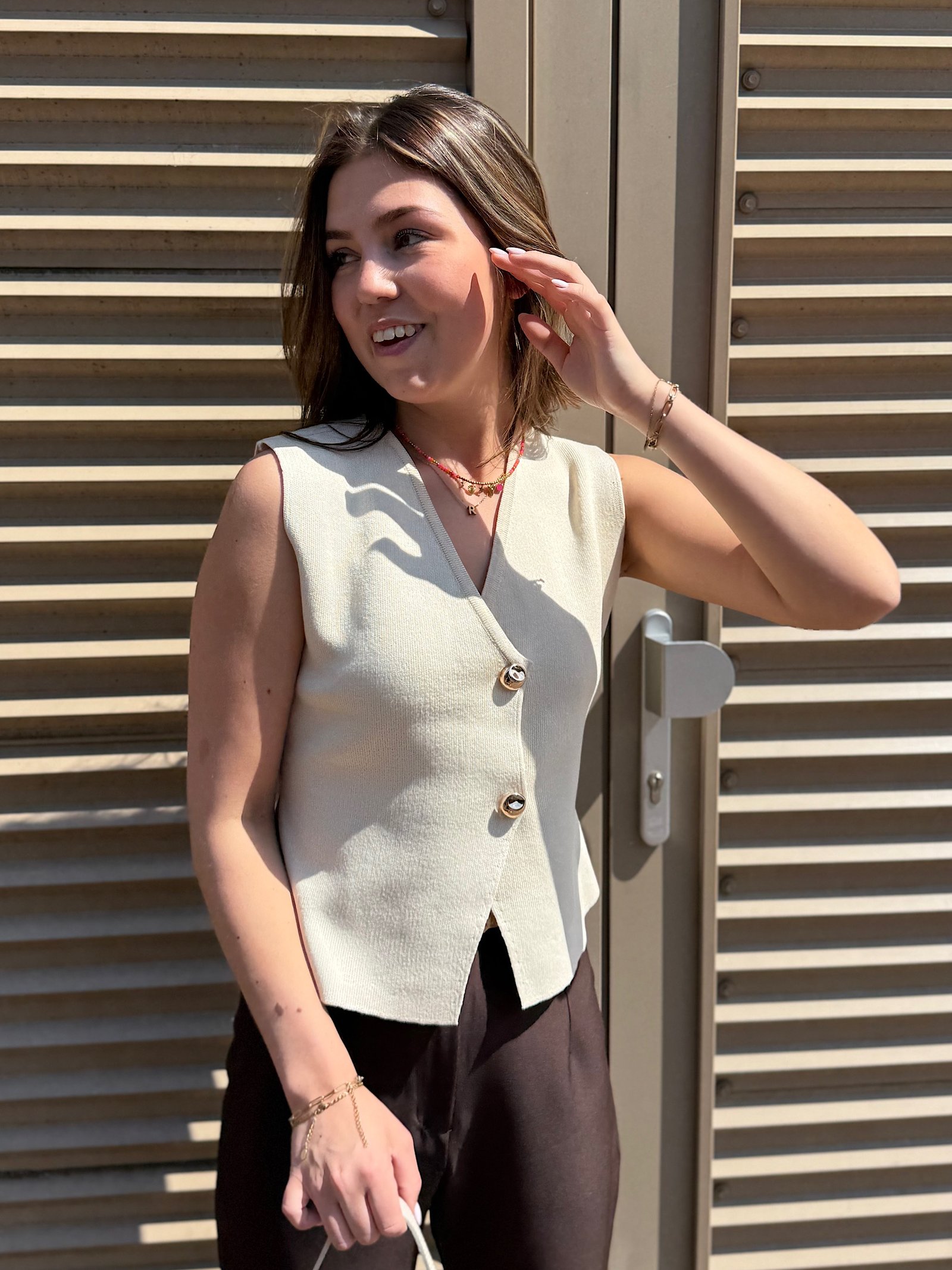 Beige knit gilet met gouden knopen