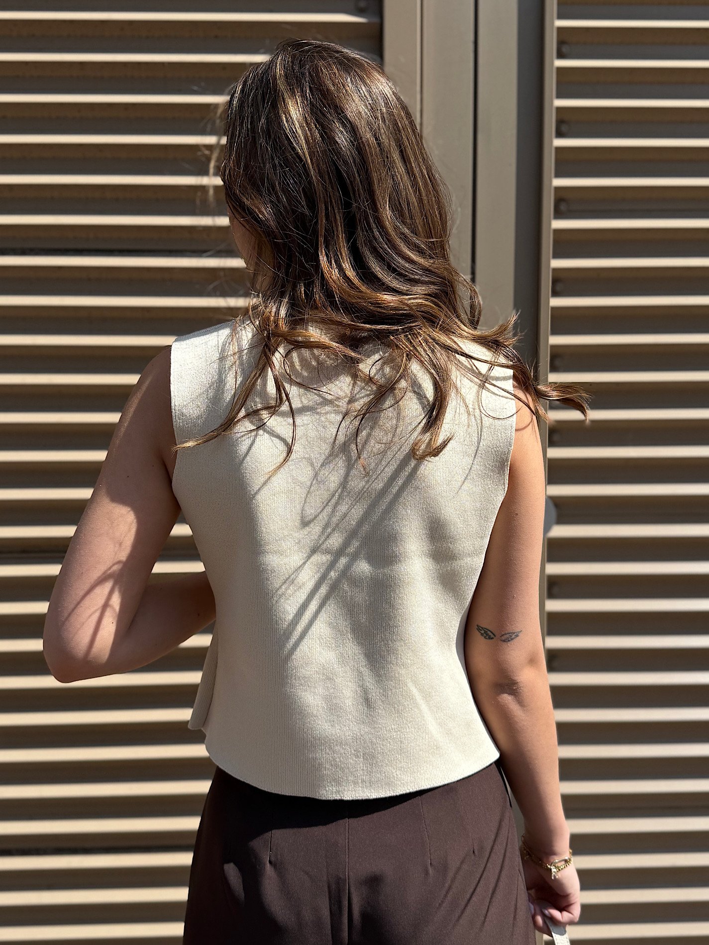 Beige knit gilet met gouden knopen