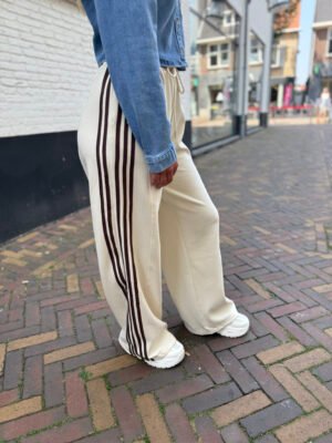 Beige loose fit broek met bruine strepen Beige loose fit broek met bruine strepen