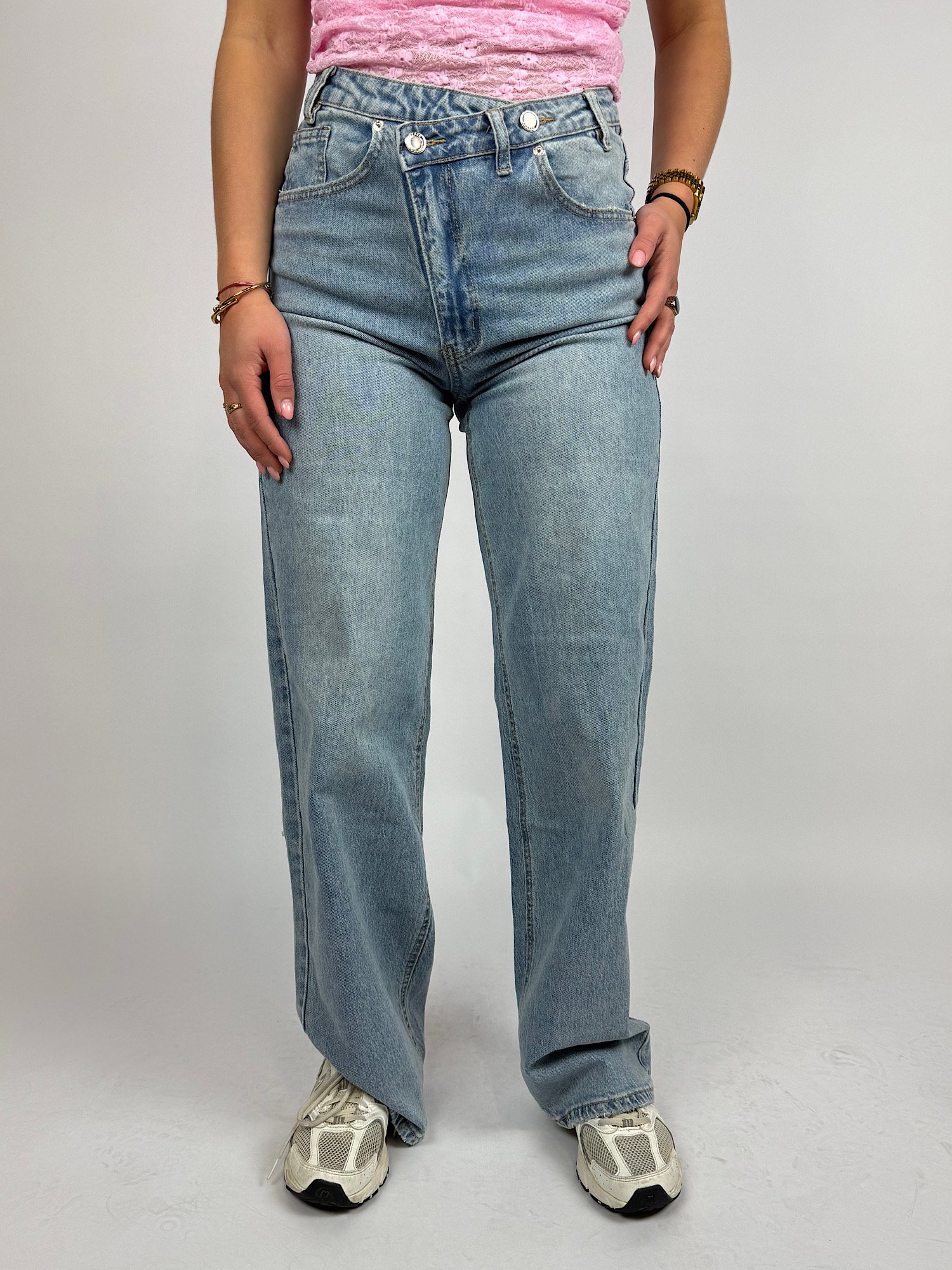 Blauwe jeans met asymmetrische sluiting 3390