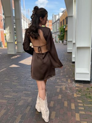 Bruin satijn jurkje met open rug