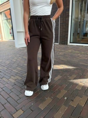 Bruine loose fit broek met witte strepen Bruine loose fit broek met witte strepen