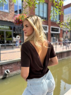Bruine top met open rug Celia