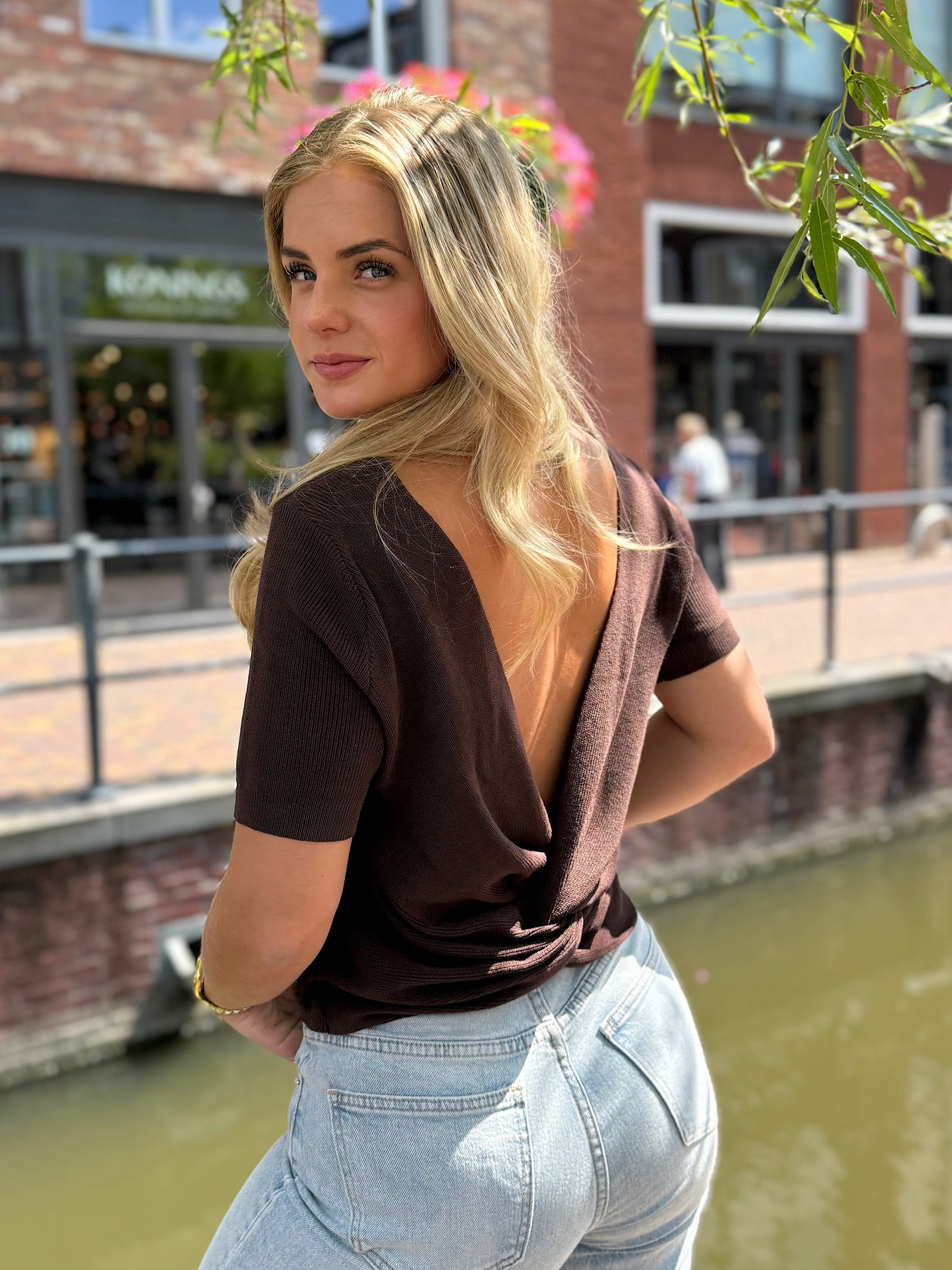 Bruine top met open rug Celia