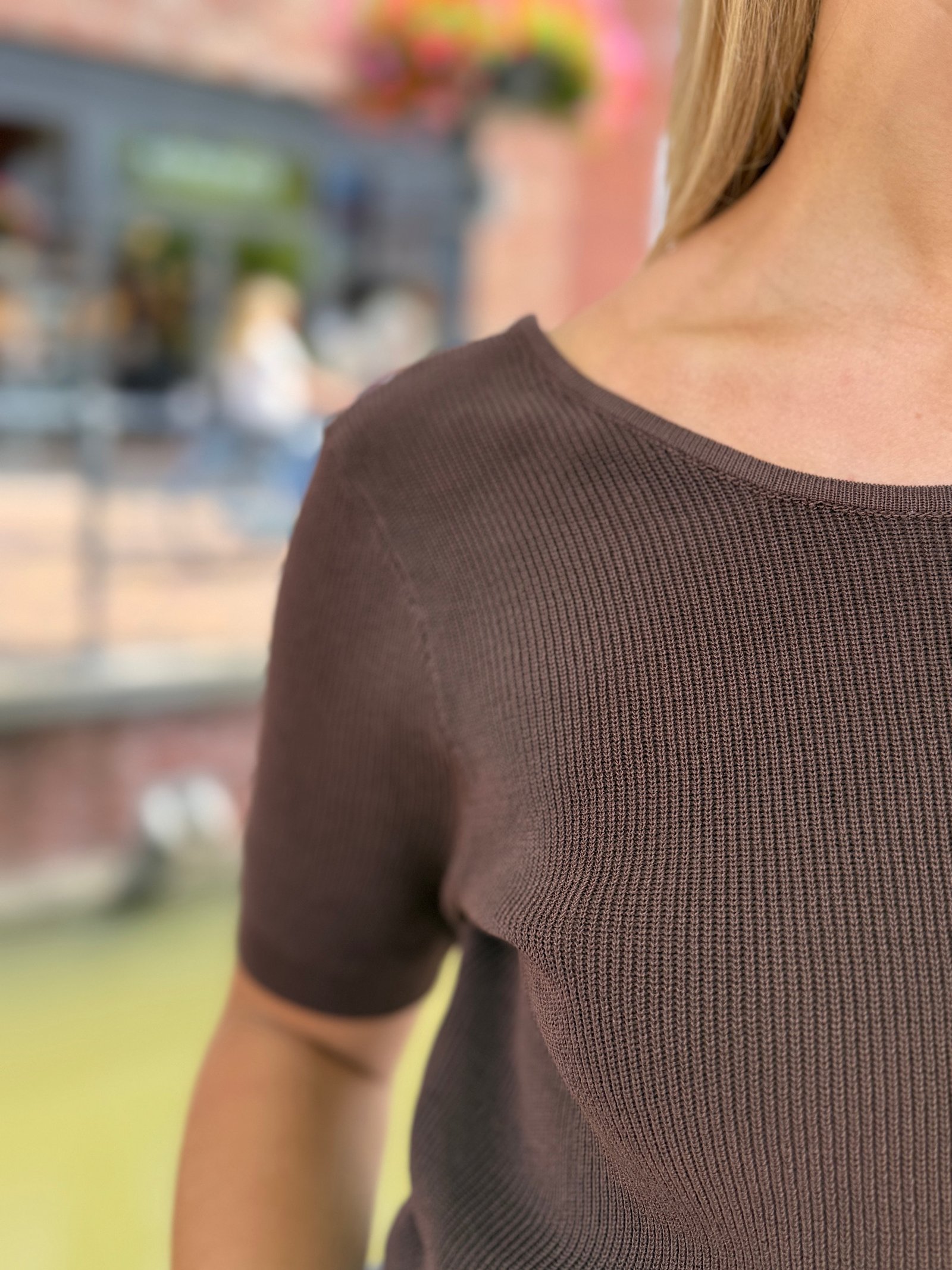 Bruine top met open rug Celia