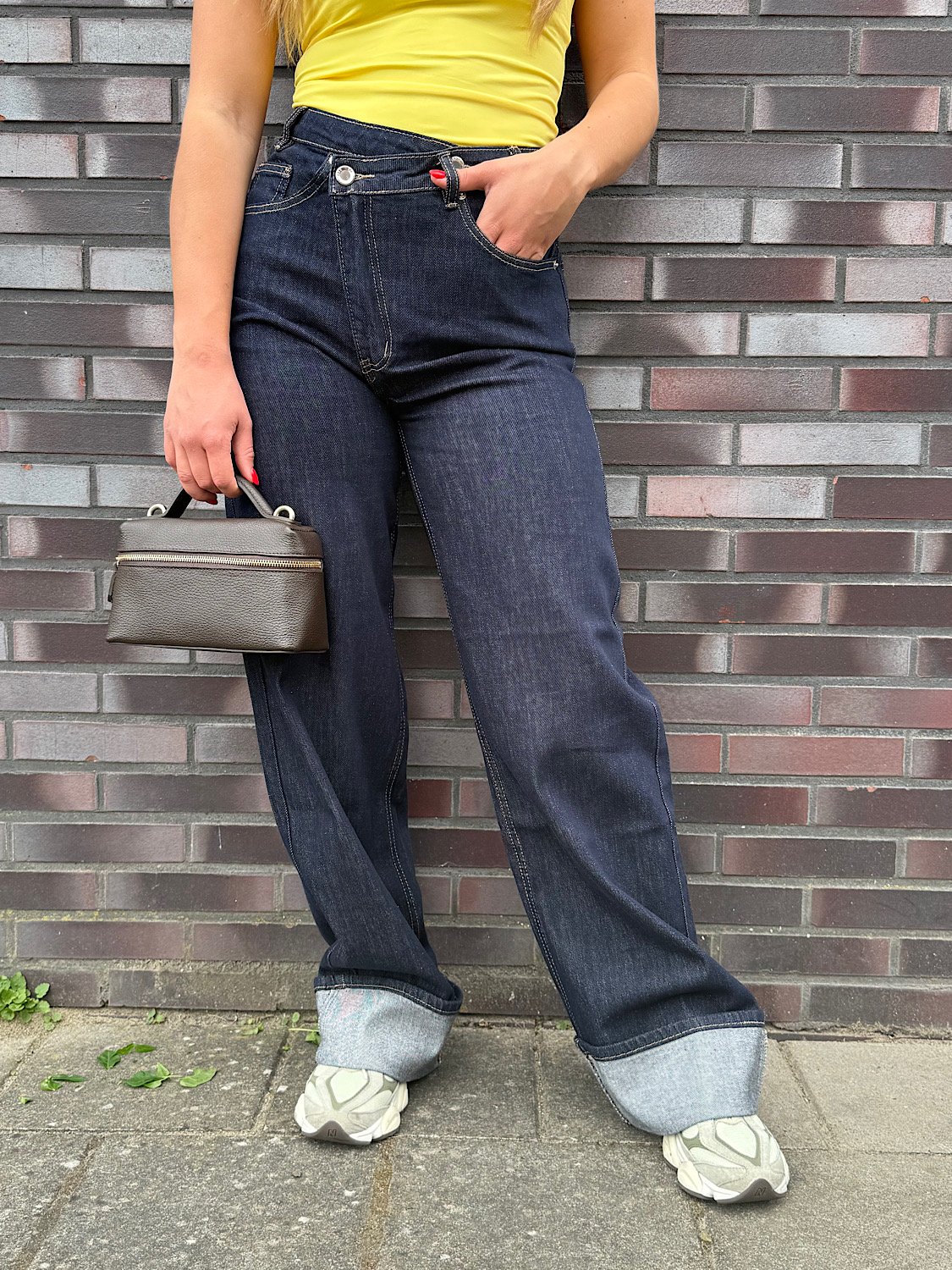 Donkerblauwe jeans met asymmetrische sluiting 3498