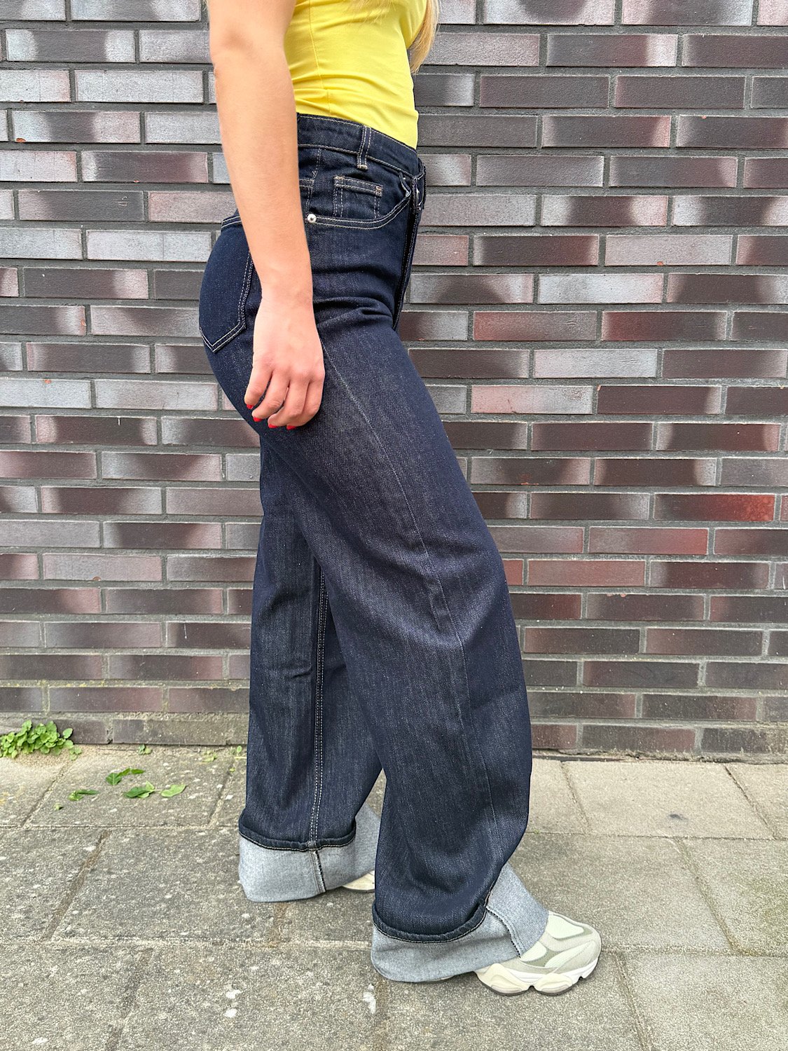 Donkerblauwe jeans met asymmetrische sluiting 3498