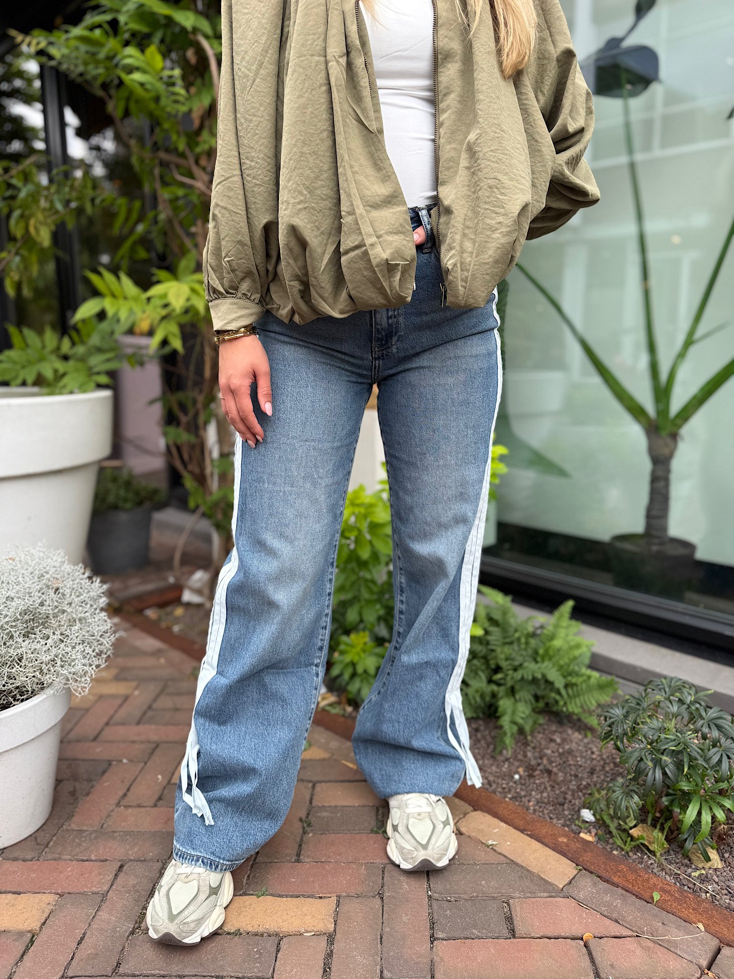 Donkerblauwe jeans met strepen en strik