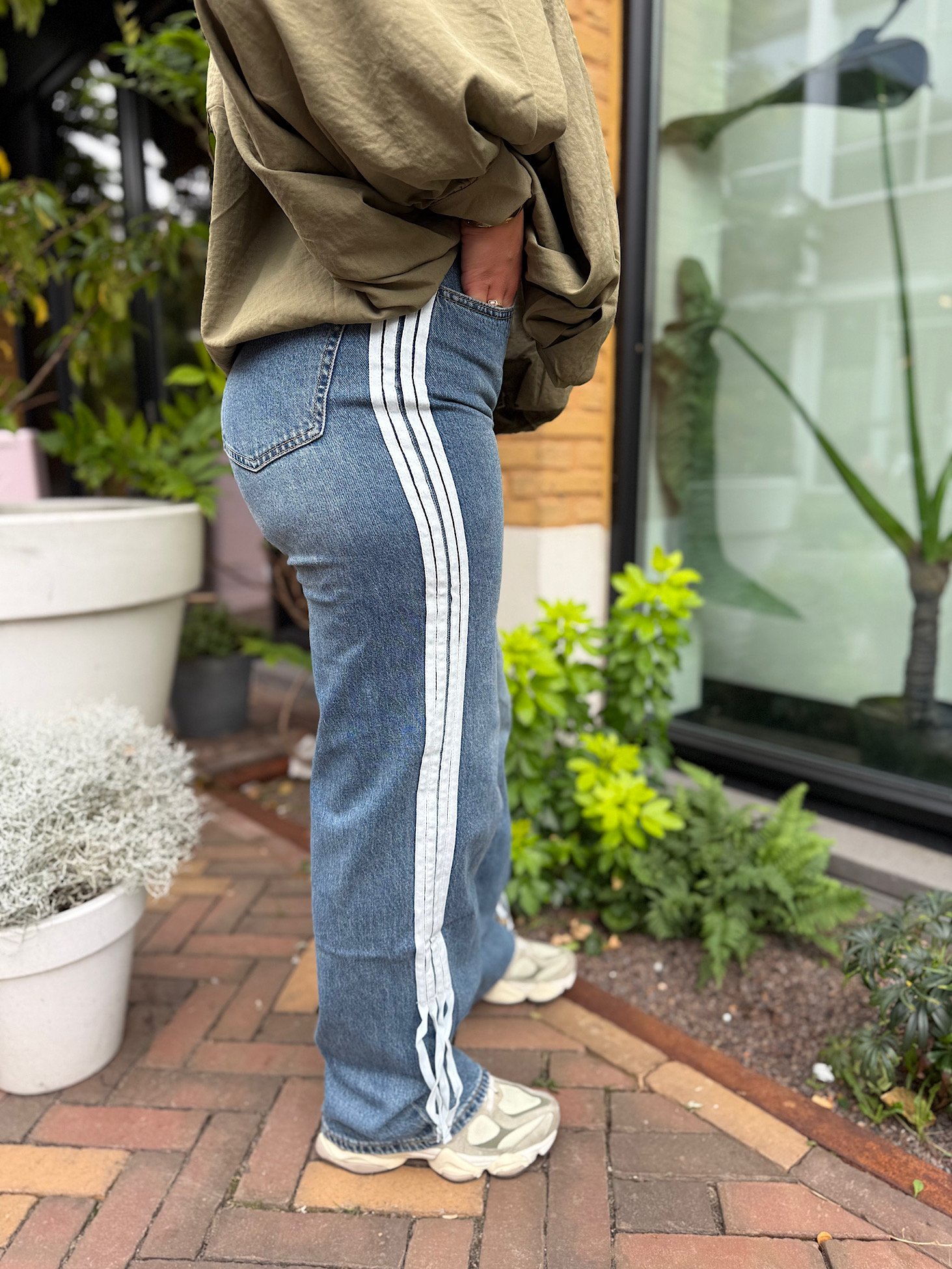 Donkerblauwe jeans met strepen en strik